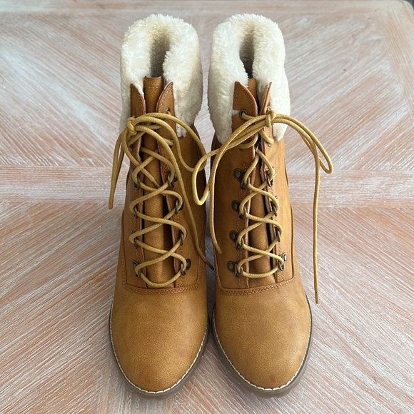 Cato Women’s Tan Winter Lace Up Booties with Faux Fur Size 10 - Picture 2 of 8